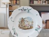 une assiette blanche sur laquelle est représenté un homme et une femme