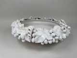 un gros plan sur un bol blanc orné de fleurs