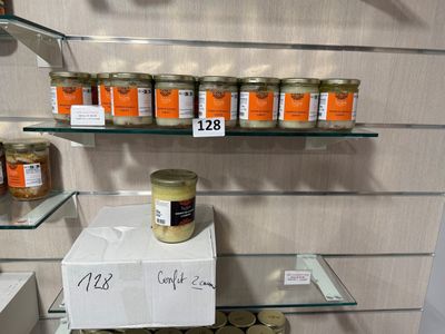 de nombreux bocaux de conserve sur les rayons du magasin