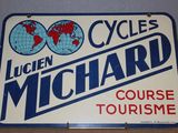 une pancarte sur laquelle est écrit « Cycle's Michel »