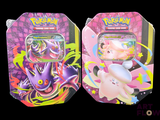 Deux cartes à collectionner Pokémon se trouvent dans une boîte sur fond noir