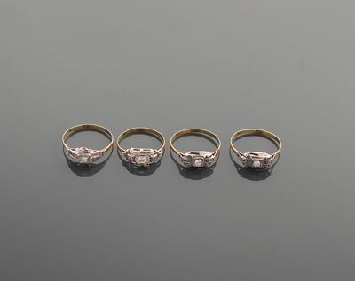 Réunion de quatre bagues de style Art Déco en or jaune 18k 7…