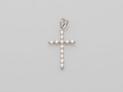 pendentif en forme de croix en diamant sur fond blanc