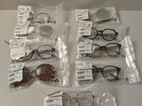 Plusieurs paires de lunettes se trouvent dans des pochettes posées sur une table