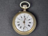 une montre de poche en or avec des chiffres romains sur le cadran