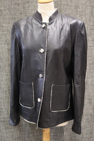 Veste en cuir noire et doublure rayé. Taille : 42 à vue. État d’u...