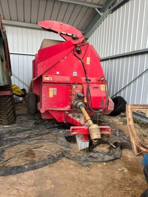 une grosse machine rouge garée dans un garage