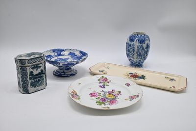 une assiette blanche ornée d'un motif bleu et blanc