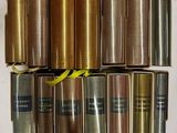 plusieurs livres sont empilés sur une table