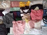 une valise remplie de vêtements, tous entassés les uns sur les autres