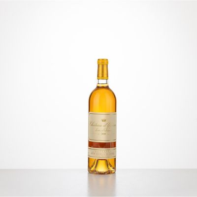 une bouteille de vin posée sur une table à côté d'un mur blanc