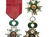 deux médailles et un ruban rouge sur fond blanc