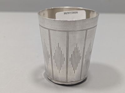 une coupe en argent posée sur une table, sur laquelle est apposée une étiquette