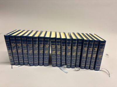 un lot de six livres à couverture bleue et lettrage doré