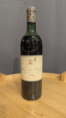 une bouteille de vin posée sur une table en bois