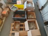 de nombreux cartons d'objets hétéroclites sur le sol