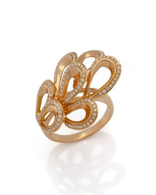 une bague en or avec des diamants sur fond blanc