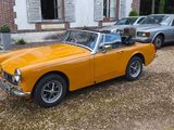 deux voitures garées devant une maison, avec une voiture dans l'allée