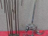 tout un tas d'outils posés sur une table rouge