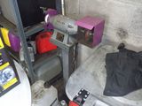 une machine posée sur une table dans une pièce