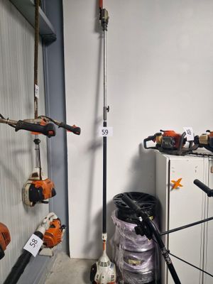 de nombreux types d'outils électriques exposés dans une pièce