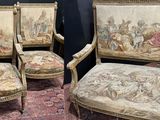 quatre chaises et un canapé recouverts d'une tapisserie