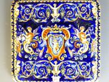 une image représentant une boîte bleue et dorée ornée d'un motif
