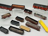 de nombreux petits trains miniatures exposés sur une table