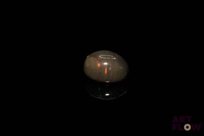 une image représentant une boule de marbre posée sur une surface noire