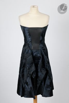 robe de cocktail noire sans bretelles posée sur un mannequin