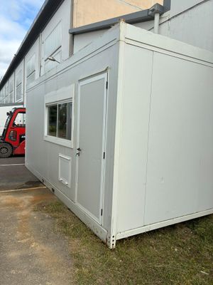 une image représentant un bâtiment blanc devant lequel se trouve une fourchette rouge