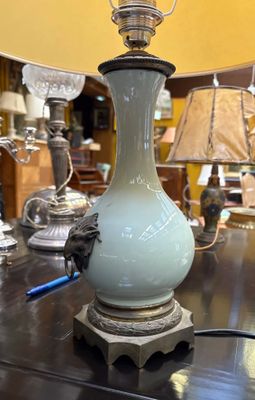 Pied de lampe en porcelaine turquoise, les prises à décor de…