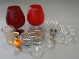 un grand nombre de verres à vin posés sur une table