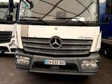 deux camions garés l'un à côté de l'autre dans un garage
