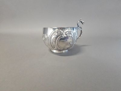 l'image d'une coupe en argent posée sur une table
