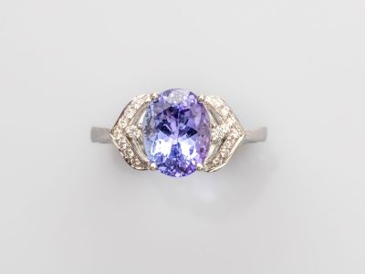 une bague ovale sertie d'une tanzanite et de diamants