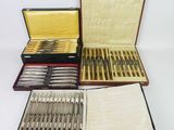 beaucoup d'argenterie dans un coffret sur la table