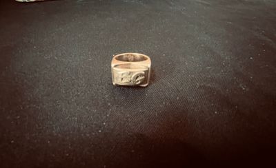 une bague qui se trouve par terre dans la pièce