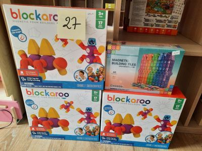 trois boîtes de Blockaroo sont empilées les unes sur les autres