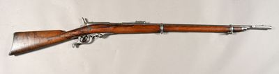 un vieux fusil avec un canon en bois sur fond blanc