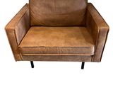 fauteuil en cuir marron avec des pieds en métal noir sur fond blanc