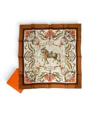 un gros plan d'un foulard carré orné d'un cheval