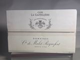 deux cartons de vin posés l'un à côté de l'autre sur une table