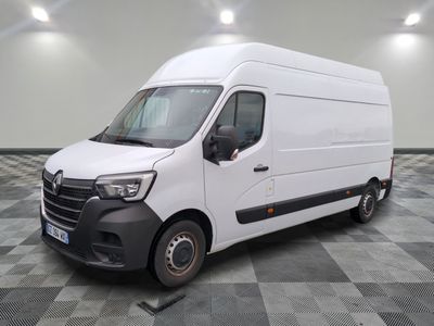 la camionnette blanche est garée sur le sol en damier d'une pièce
