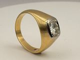 une image représentant une bague en or sertie d'un diamant