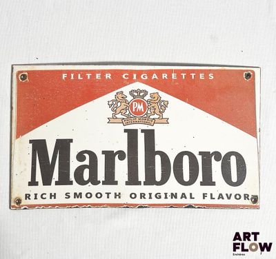 une pancarte portant l'inscription « Marlboro » sur le mur
