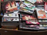 une boîte remplie de DVD posée sur un carton