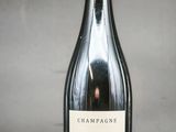 une bouteille de vin posée sur une table