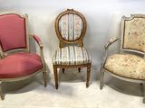 Dans une pièce, trois chaises sont alignées contre un mur blanc