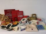 une table sur laquelle se trouvent de nombreux objets